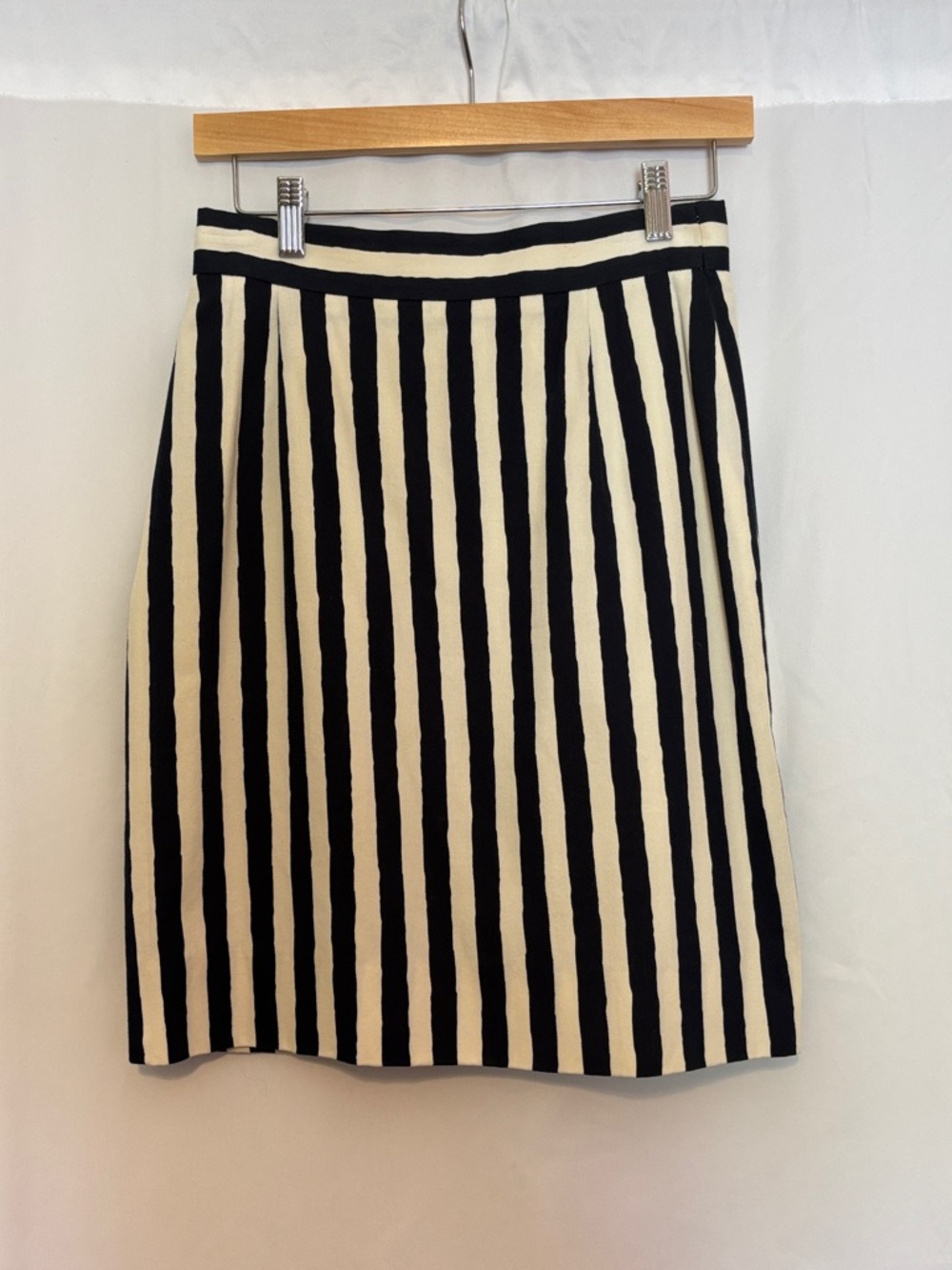 Vintgage Louis Feraud Black & Cream Vertical Stripe Straight Skirt Lined size 8